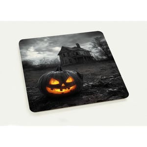 10 cartoline di zucca luminosa davanti alla villa