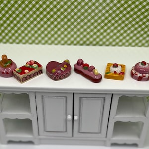 Tiny French Bakery Strawberry Classic Assorted Desserts Pie Heart Cake Waffle Tart Pink Eclair Macaroon Pies Dollhouse Miniatures Feve Feves