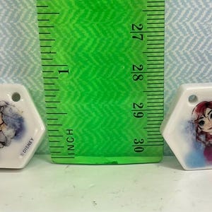 Tiny Elsa and Anna Frozen Charm Pair: 2 Disney Charms with Holes Jewelry Craft Supplies Best Friends French Feves Dollhouse Miniatures D2 bild 3