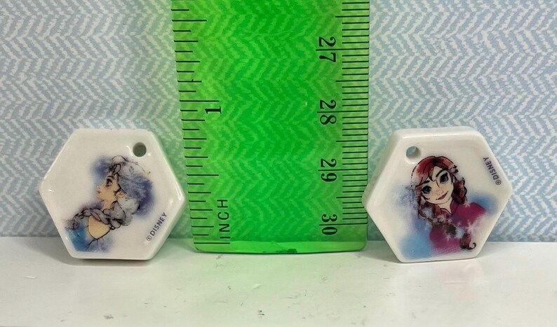 Tiny Elsa and Anna Frozen Charm Pair: 2 Disney Charms with Holes Jewelry Craft Supplies Best Friends French Feves Dollhouse Miniatures D2 bild 3