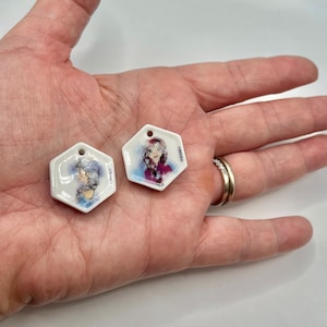 Tiny Elsa and Anna Frozen Charm Pair: 2 Disney Charms with Holes Jewelry Craft Supplies Best Friends French Feves Dollhouse Miniatures D2 bild 1