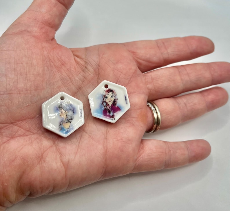 Tiny Elsa and Anna Frozen Charm Pair: 2 Disney Charms with Holes Jewelry Craft Supplies Best Friends French Feves Dollhouse Miniatures D2 bild 1