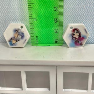 Tiny Elsa and Anna Frozen Charm Pair: 2 Disney Charms with Holes Jewelry Craft Supplies Best Friends French Feves Dollhouse Miniatures D2 bild 4