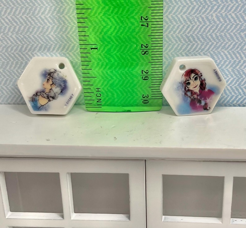 Tiny Elsa and Anna Frozen Charm Pair: 2 Disney Charms with Holes Jewelry Craft Supplies Best Friends French Feves Dollhouse Miniatures D2 bild 4