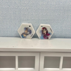 Tiny Elsa and Anna Frozen Charm Pair: 2 Disney Charms with Holes Jewelry Craft Supplies Best Friends French Feves Dollhouse Miniatures D2 bild 2