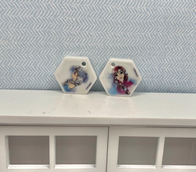 Tiny Elsa and Anna Frozen Charm Pair: 2 Disney Charms with Holes Jewelry Craft Supplies Best Friends French Feves Dollhouse Miniatures D2 bild 2