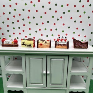 Mini Christmas Yule Log Shaped Mini Cake Replicas Baked Pastries Cakes Desserts Tiny Dollhouse Miniatures French Feve Feves Bakery Foods