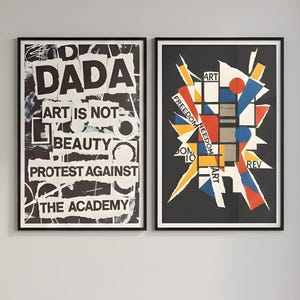 Puede incluir: Dos impresiones artísticas enmarcadas. La impresión de la izquierda presenta la palabra "DADA" y el texto "ART IS NOT BEAUTY PROTEST AGAINST THE ACADEMY". La impresión de la derecha tiene un diseño abstracto con las palabras "ART", "FREEDOM" y "REV".