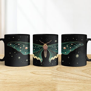 Luna Moth Becher, Celestial Moth Kaffeebecher, Cottage Core Becher, Mottenbecher, Mottenbecher, Witchy Becher, Gothic Mottenbecher, Geschenkbecher, Motte, schwarzer Becher
