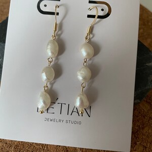 Barocke Perlen Ohrringe, Süßwasserperlen Hängeohrringe, Orecchini di perle d'acqua dolce, vergoldet 14k, Elegante immagine 2