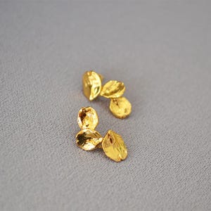 Aretes de hoja de oro de 18 quilates: Joyas texturizadas inspiradas en la naturaleza