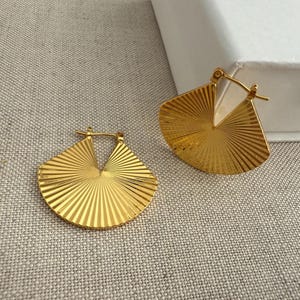 Goldene Statement Ohrringe im Fächerdesign|18K vergoldet|Geometrische Ohrhänger im Art-Deco-Stil