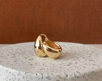 Anillo minimalista de oro de 14 quilates con forma ovalada y pequeña