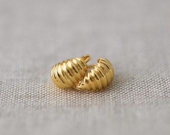 Elegante Gold Croissant-Ohrringe | 18K vergoldetes Messing | Zeitlose Mini-Creolen für den Alltag