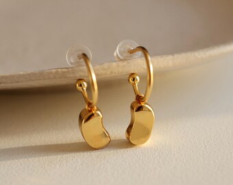 Goldene Kreolen mit bohnenförmig Anhänger|18K Gold|Statement Ohrringe|Kidney Bean Earring