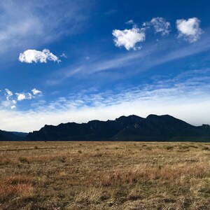 Flatirons in einem blauen Himmel