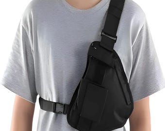 以下が含まれることがあります： 調節可能なストラップが付いた黒いクロスボディバッグ。バッグには大きなメインコンパートメントと小さなフロントポケットがあります。