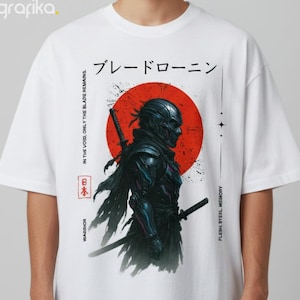 Peut inclure: T-shirt blanc avec un motif de guerrier, du texte japonais et un graphique de soleil rouge. L'illustration représente un samouraï avec une épée, sur fond de caractères japonais. Le t-shirt a une coupe ample.