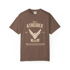 Camiseta con el Sigilo de la Casa Atreides: Superviviente de Arrakis - Sci-Fi Apparel imagen 6