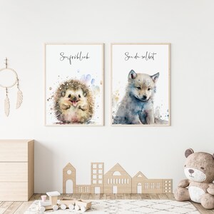 Zwei bezaubernde Wandbilder für das Kinderzimmer zeigen einen fröhlichen Igel und einen liebevollen Wolf mit inspirierenden Botschaften. Diese hochwertigen Kunstdrucke bringen Wärme und Freude in jeden Raum, während sie spielerisch Kreativität und Selbstbewusstsein fördern. Perfekt für Eltern, die eine einladende und inspirierende Umgebung für ihre Kinder schaffen möchten.