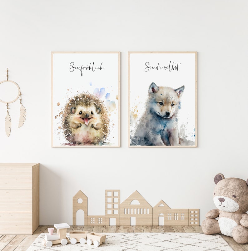 Zwei bezaubernde Wandbilder für das Kinderzimmer zeigen einen fröhlichen Igel und einen liebevollen Wolf mit inspirierenden Botschaften. Diese hochwertigen Kunstdrucke bringen Wärme und Freude in jeden Raum, während sie spielerisch Kreativität und Selbstbewusstsein fördern. Perfekt für Eltern, die eine einladende und inspirierende Umgebung für ihre Kinder schaffen möchten.