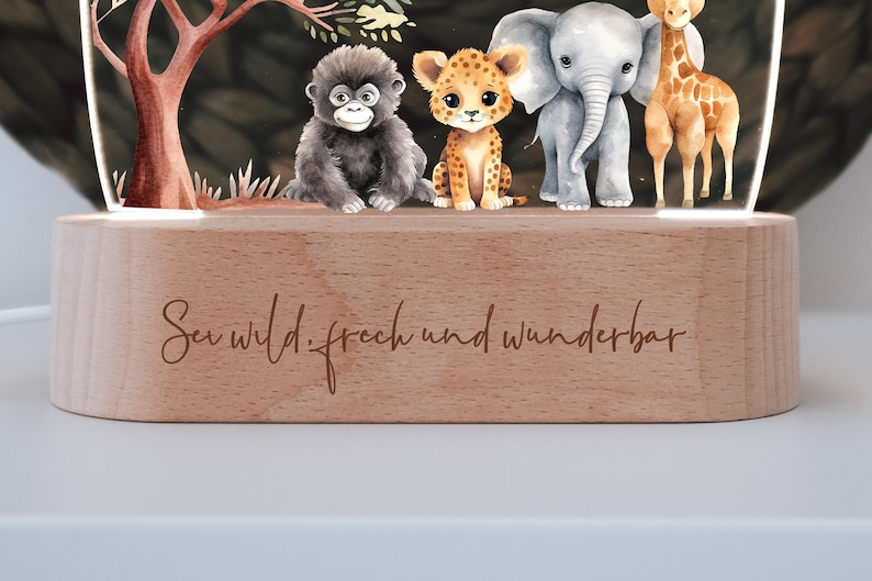 Nachtlicht Safari personalisiert aus Acryl, Holzfuß Gravur, Babygeschenk Geburt, Kinderzimmer, Persönliches Geburtstagsgeschenk, Taufe Bild 7