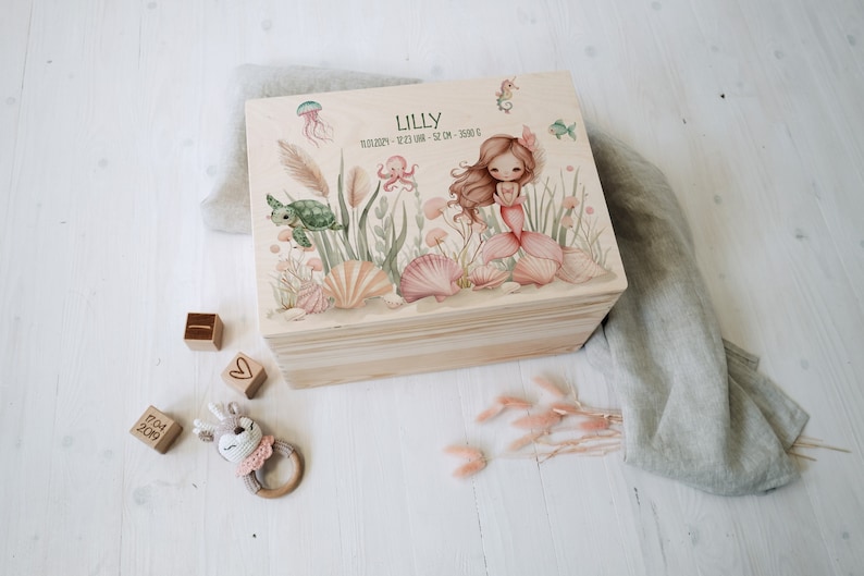 Personalisierte Erinnerungskiste aus unbehandelten Birkenholz mit Name Meerjungfrau Zum aufbewahren und dekorieren Taufe Geburt Bild 1