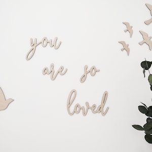 Decoración de pared "Eres tan amado" opcionalmente con motivo de pájaro | Letras de madera | Adhesivo de pared 3D para habitación infantil | regalo de nacimiento