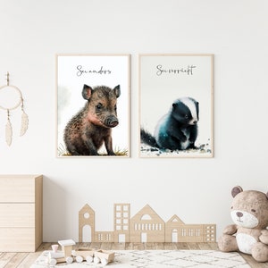 Niedliche Tierposter-Set für das Kinderzimmer: Ein entzückendes Wildschwein und ein verspielter Dachs verleihen dem Raum eine warme, einladende Atmosphäre. Perfekt für kleine Tierliebhaber, die das Abenteuer lieben. Diese liebevoll gestalteten Illustrationen bringen Freude und Fantasie in jeden Raum. Hochwertige Drucke, die Kinderherzen höherschlagen lassen.