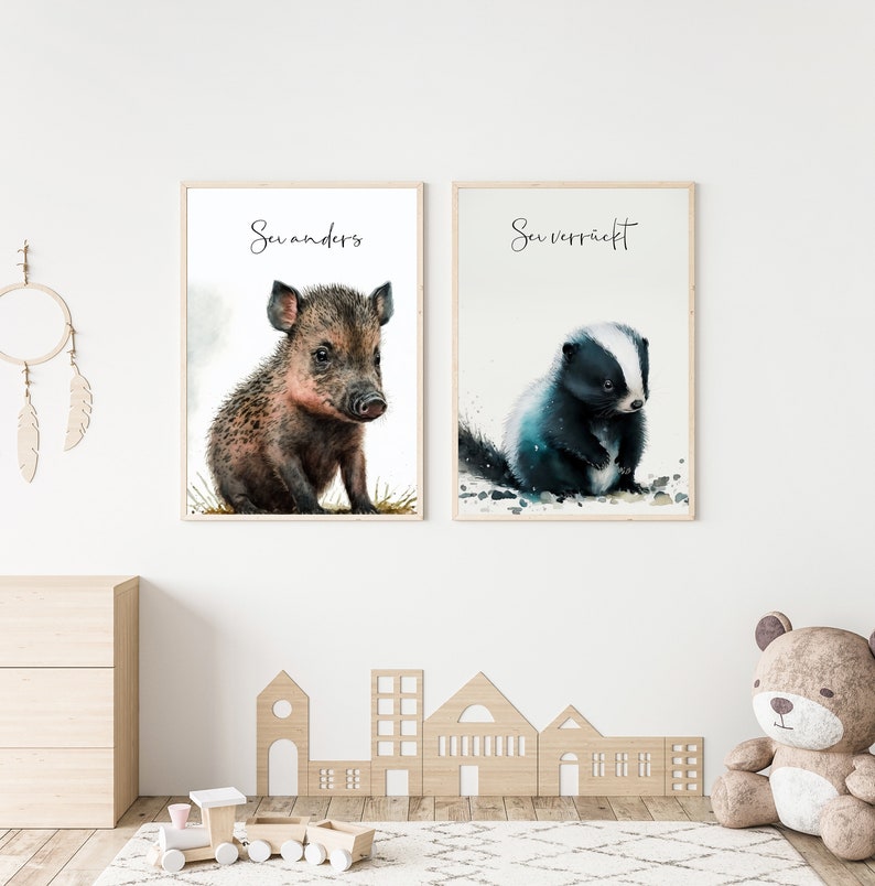 Niedliche Tierposter-Set für das Kinderzimmer: Ein entzückendes Wildschwein und ein verspielter Dachs verleihen dem Raum eine warme, einladende Atmosphäre. Perfekt für kleine Tierliebhaber, die das Abenteuer lieben. Diese liebevoll gestalteten Illustrationen bringen Freude und Fantasie in jeden Raum. Hochwertige Drucke, die Kinderherzen höherschlagen lassen.