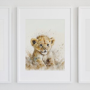 Alt-Text: Entdecken Sie die bezaubernde Wandkunst mit einem niedlichen Löwenjunges in Aquarell-Optik, eingerahmt von elegantem Weiß. Perfekt für das Kinderzimmer oder als stilvolles Highlight in jedem Raum. Diese Illustration bringt Wärme und Abenteuerlust in Ihr Zuhause und fängt die unschuldige Neugierde der Natur ein. Ein Muss für Tierliebhaber und stilbewusste Dekofans.