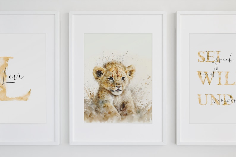 Alt-Text: Entdecken Sie die bezaubernde Wandkunst mit einem niedlichen Löwenjunges in Aquarell-Optik, eingerahmt von elegantem Weiß. Perfekt für das Kinderzimmer oder als stilvolles Highlight in jedem Raum. Diese Illustration bringt Wärme und Abenteuerlust in Ihr Zuhause und fängt die unschuldige Neugierde der Natur ein. Ein Muss für Tierliebhaber und stilbewusste Dekofans.