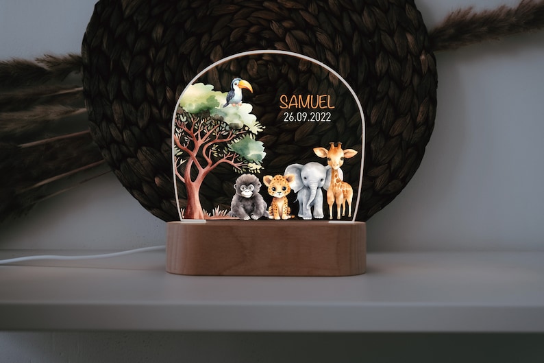 Nachtlicht Safari personalisiert aus Acryl, Holzfuß Gravur, Babygeschenk Geburt, Kinderzimmer, Persönliches Geburtstagsgeschenk, Taufe Bild 2