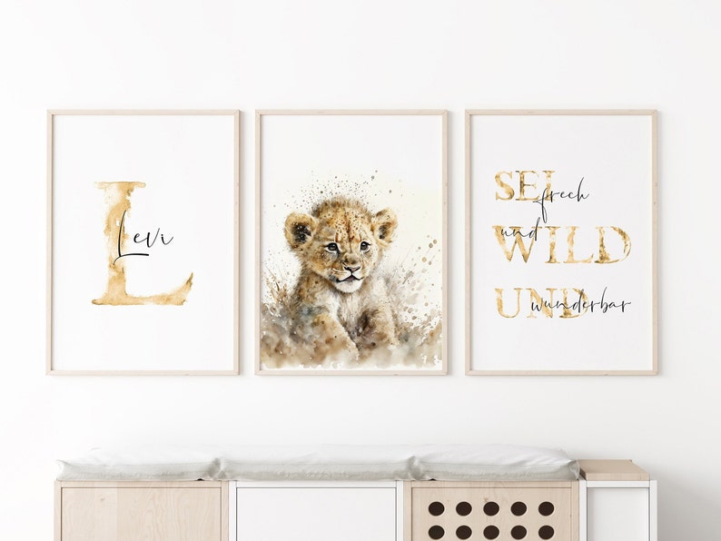 Charmantes Wandbild-Set für das Kinderzimmer, bestehend aus drei stilvollen Drucken mit einem niedlichen Löwenjunges und inspirierenden Sprüchen. Perfekt, um jedem Raum eine warme und verspielte Atmosphäre zu verleihen. Hochwertige Verarbeitung und sanfte Farben laden zum Träumen ein und regen die Fantasie der Kleinen an. Ein ideales Geschenk, das Freude und Abenteuerlust weckt.