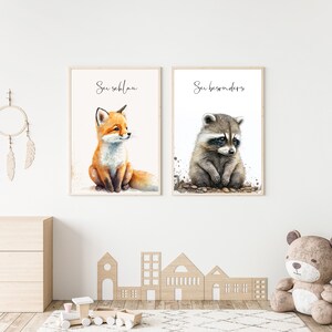 Niedliche Tierposter für das Kinderzimmer: Ein charmanter Fuchs und ein entzückender Waschbär erwecken die Wände zum Leben. Die liebevoll gestalteten Illustrationen mit den Botschaften „Sei schlau“ und „Sei besonders“ inspirieren und zaubern ein Lächeln ins Gesicht. Perfekt für eine warme, einladende Atmosphäre im Kinderzimmer. Hochwertige Drucke für eine stilvolle Dekoration.