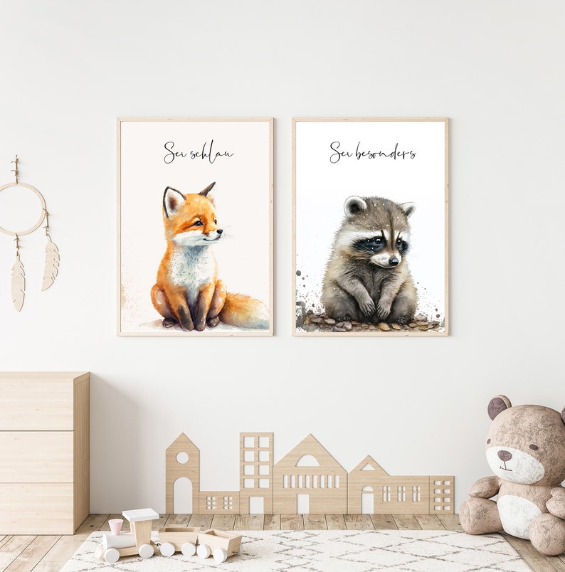 Niedliche Tierposter für das Kinderzimmer: Ein charmanter Fuchs und ein entzückender Waschbär erwecken die Wände zum Leben. Die liebevoll gestalteten Illustrationen mit den Botschaften „Sei schlau“ und „Sei besonders“ inspirieren und zaubern ein Lächeln ins Gesicht. Perfekt für eine warme, einladende Atmosphäre im Kinderzimmer. Hochwertige Drucke für eine stilvolle Dekoration.