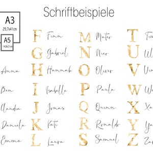 Elegante personalisierte Wandkunst: Entdecken Sie unsere stilvollen Buchstaben-Poster in den Formaten A3, A4 und A5. Jeder Buchstabe ist kunstvoll mit goldenen Akzenten gestaltet und wird durch handgeschriebene Namen ergänzt. Eine perfekte Dekoration für Ihr Zuhause, die Individualität und Charme versprüht. Verleihen Sie Ihren Wänden eine persönliche Note und schaffen Sie eine warme Atmosphäre.