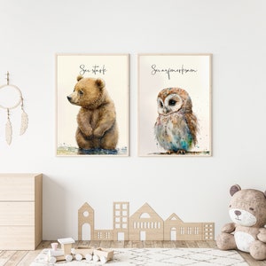Zwei bezaubernde Tierposter für das Kinderzimmer, die Stärke und Achtsamkeit symbolisieren: Ein niedlicher Bär und eine weise Eule in sanften Aquarelltönen. Diese Wandbilder schaffen eine liebevolle, inspirierende Atmosphäre und fördern eine fantasievolle Umgebung. Perfekt für Eltern, die ihrem Kind ein Gefühl von Geborgenheit und Kreativität schenken möchten.