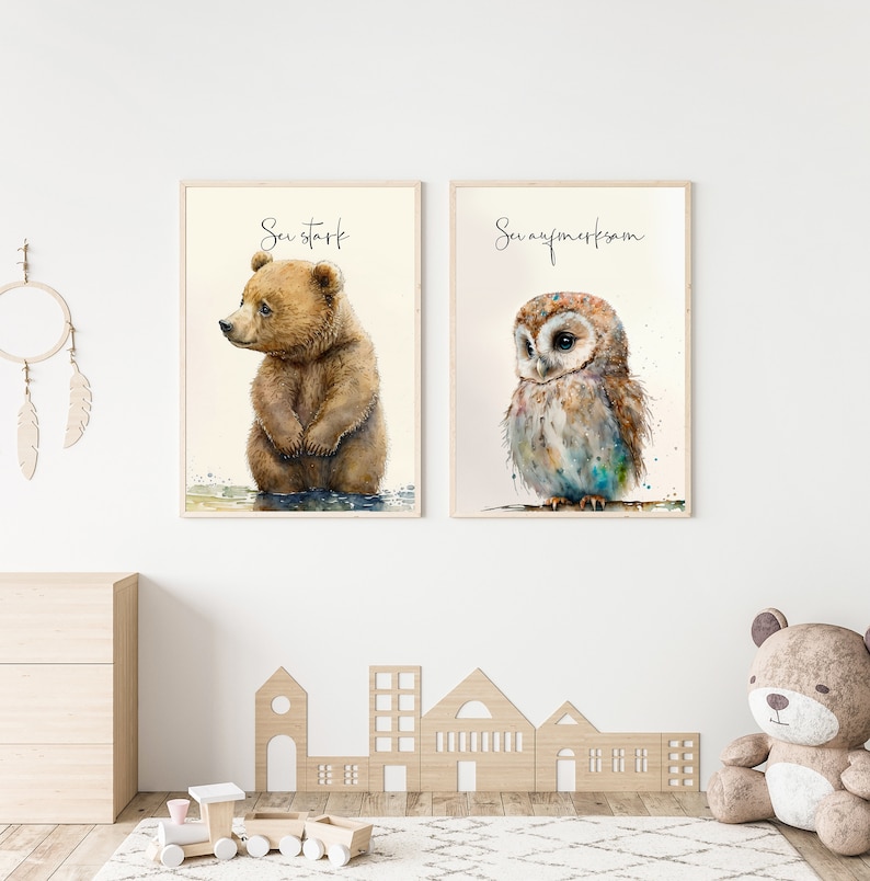 Zwei bezaubernde Tierposter für das Kinderzimmer, die Stärke und Achtsamkeit symbolisieren: Ein niedlicher Bär und eine weise Eule in sanften Aquarelltönen. Diese Wandbilder schaffen eine liebevolle, inspirierende Atmosphäre und fördern eine fantasievolle Umgebung. Perfekt für Eltern, die ihrem Kind ein Gefühl von Geborgenheit und Kreativität schenken möchten.