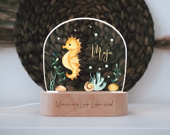 Nachtlicht "Seepferd" personalisiert aus Acryl, Holzfuß Gravur, Babygeschenk Geburt, Kinderzimmer, Persönliches Geburtstagsgeschenk, Taufe