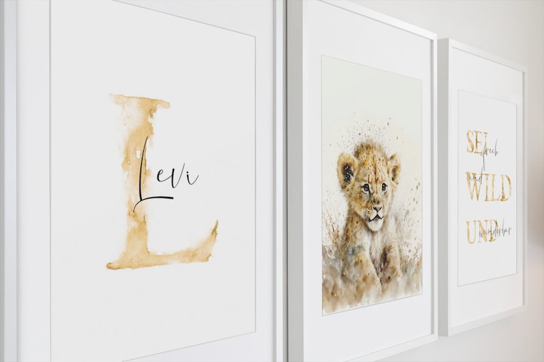 Personalisierte Wandbilder mit Kinderzimmer-Charme: Ein einladendes Set aus drei gerahmten Postern. Das erste zeigt ein verspieltes "L" mit dem Namen "Levi", das zweite ein bezauberndes Löwenjunges in Aquarell, und das dritte inspiriert mit der Botschaft "Sei frech, wild und wunderbar". Perfekte Dekoration für ein liebevolles und kreatives Kinderzimmer.
