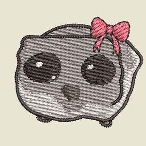 Op de afbeelding: Gestikt grijs kattengezicht met grote zwarte ogen en een roze strik op zijn kop.