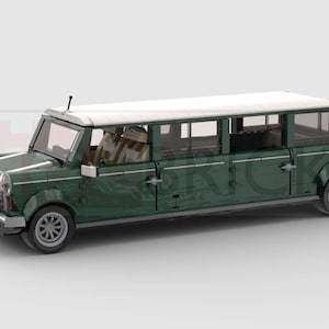 Op de afbeelding: Een groene en witte speelgoedlimousine met een lange carrosserie en meerdere ramen. De speelgoedauto heeft een wit dak, zilveren wielen en een grille. De auto heeft een kleine antenne op het dak.