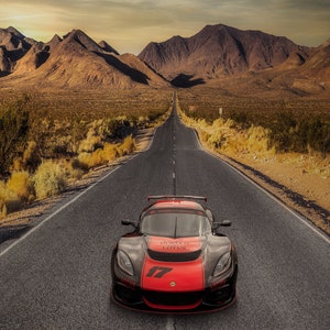 Puede incluir: Un coche deportivo negro y rojo con las palabras "Diavolo Lotus" en el capó, conduciendo por un largo camino recto en un paisaje desértico.