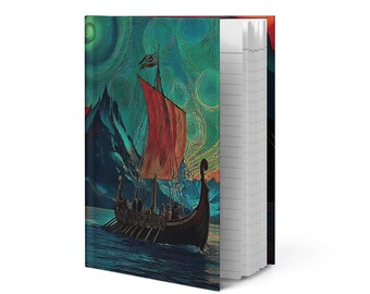 Könnte beinhalten: Ein Spiralnotizbuch mit einem Wikingerschiff, das auf einem Meer unter einem sternenklaren Nachthimmel segelt. Das Schiff hat ein rotes Segel und ist mit Figuren gefüllt. Das Cover ist in Blau-, Grün- und Rottönen gehalten.