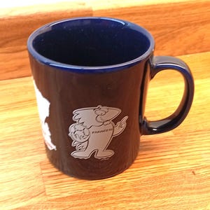 Vintage Tasse von der Endrunde der WM 1998 in Frankreich in klassischem französischem blau mit Karte der Austragungsorte und Event-Maskottchen, Footix der Hahn!