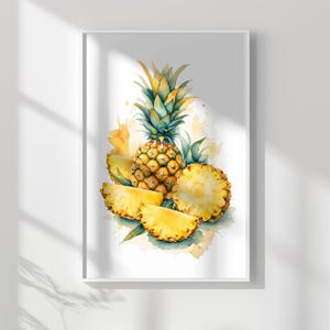 Könnte beinhalten: Aquarellmalerei einer Ananas mit Scheiben. Die Ananas ist gelb und grün, und die Scheiben sind gelb. Der Hintergrund ist hellgelb mit Aquarellspritzer.