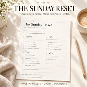Könnte beinhalten: Eine weiße Papier-Checkliste mit dem Titel The Sunday Reset mit Abschnitten für Space, Life, You und Mind. Das Dokument enthält Kontrollkästchen für Aufgaben wie das Auffrischen der Bettwäsche und die Planung von Mahlzeiten.