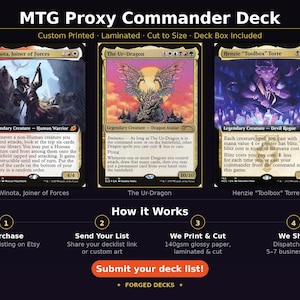 Peut inclure: Jeu de cartes MTG Proxy Commander avec trois cartes Magic: The Gathering : Winota, Joiner of Forces, The Ur-Dragon et Henzie "Toolbox" Torre. Les cartes sont imprimées sur mesure, laminées et coupées à la taille. L'image comprend également des instructions.