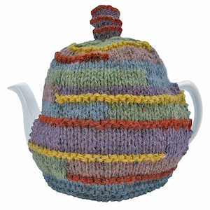Passing By. Handknitted and lined tea cosy with crocheted detail. Made with wool, alpaca and viscose.
